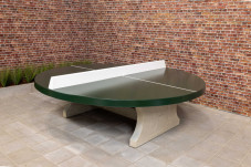 Grüner runder Tischtennitisch aus einem Stück Beton