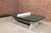 Grüner Tischtennistisch aus Beton mit abgerundeten Ecken für den Außenbereich.