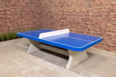 Tischtennistisch aus Beton abgerundet in Blau mit weißen Linien.