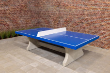 Blauer Tischtennistisch aus Beton
