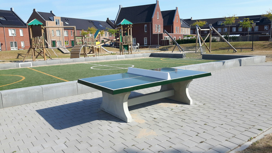 grüner Tischtennistisch aus Beton