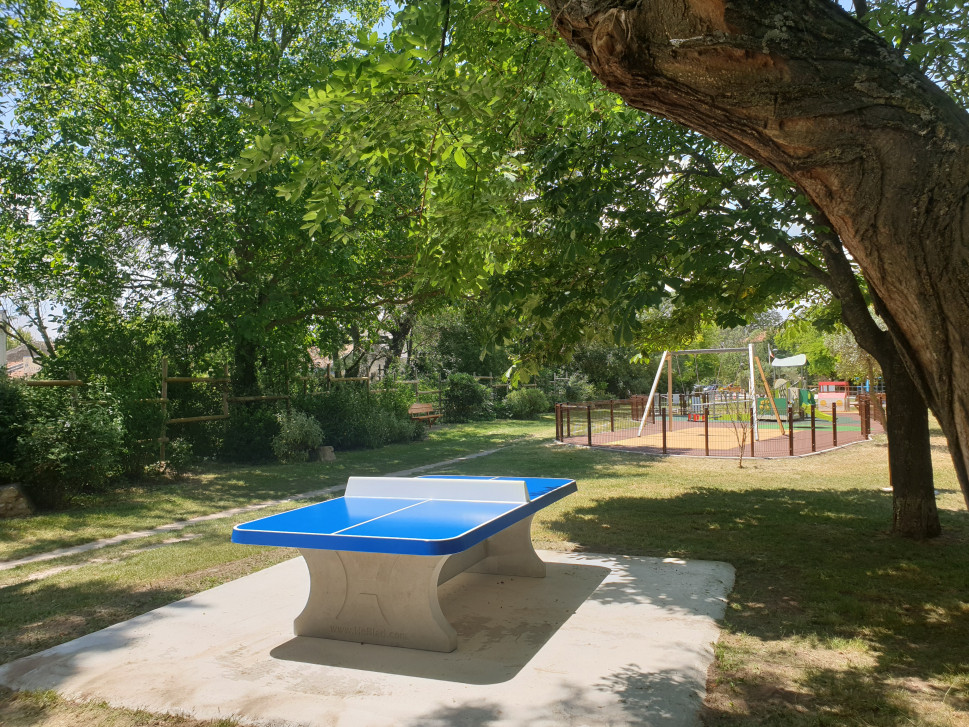 blauwe pingpongtafel, tafeltennis
